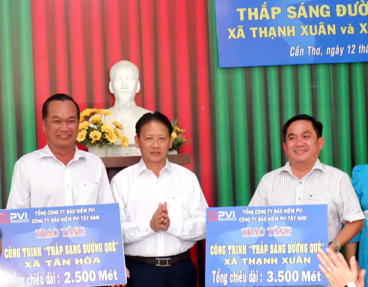 Bảo hiểm PVI Tây Nam thắp sáng đường quê bằng năng lượng xanh Bảo hiểm PVI Tây Nam thắp sáng đường quê bằng năng lượng xanh