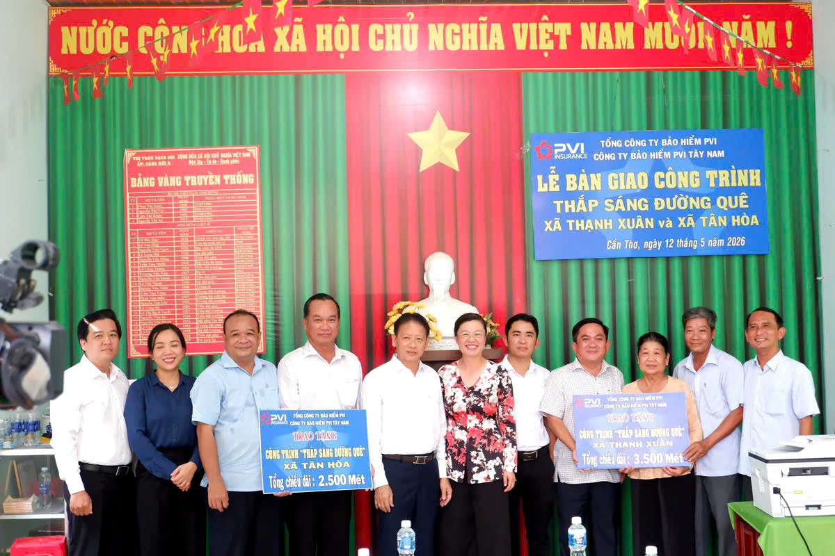 Bảo hiểm PVI Tây Nam thắp sáng đường quê bằng năng lượng xanh Bảo hiểm PVI Tây Nam thắp sáng đường quê bằng năng lượng xanh