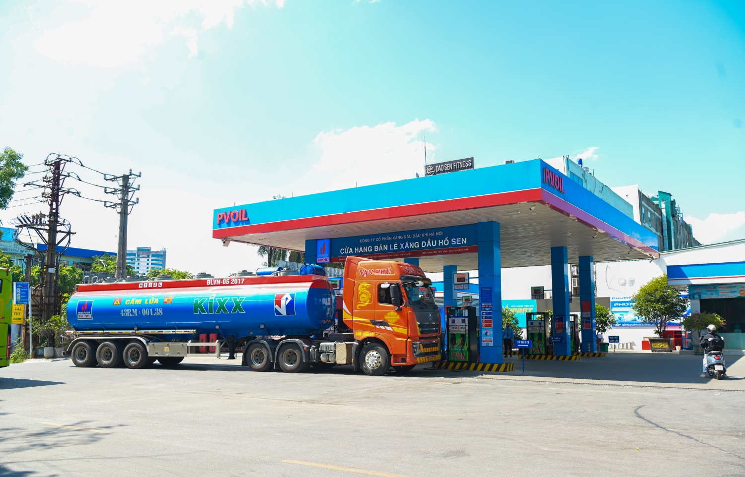 Xe bồn vận chuyển xăng sinh học E10 tới cung cấp nhiên liệu tại Cửa hàng xăng dầu Hồ Sen thuộc hệ thống PVOIL. Xe bồn vận chuyển xăng sinh học E10 tới cung cấp nhiên liệu tại Cửa hàng xăng dầu Hồ Sen thuộc hệ thống PVOIL.
