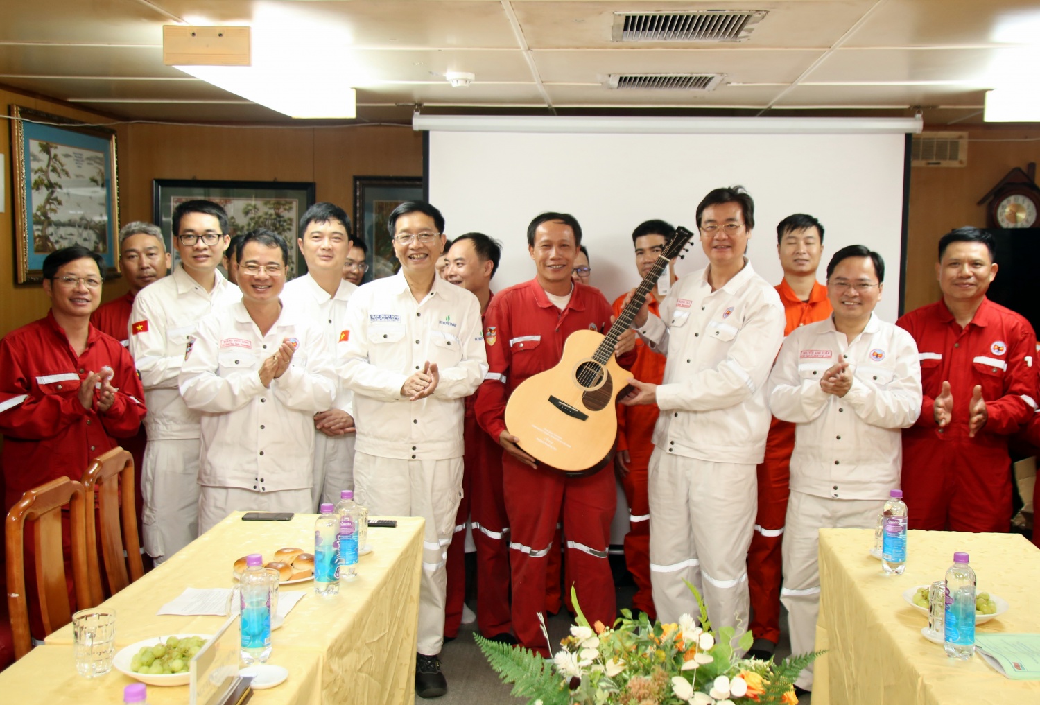 Tháng 5 trên những công trình biển: Nơi đất liền gặp biển khơi bằng sự sẻ chia Tháng 5 trên những công trình biển: Nơi đất liền gặp biển khơi bằng sự sẻ chia