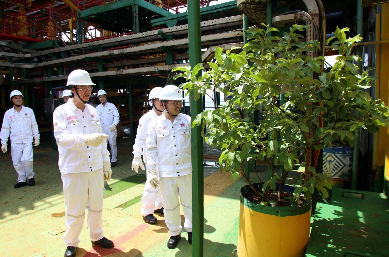 Tháng 5 trên những công trình biển: Nơi đất liền gặp biển khơi bằng sự sẻ chia Tháng 5 trên những công trình biển: Nơi đất liền gặp biển khơi bằng sự sẻ chia