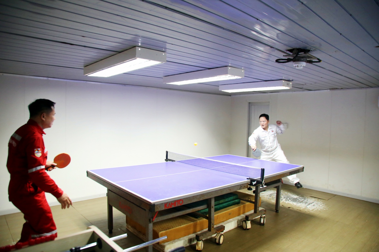 Tháng 5 trên những công trình biển: Nơi đất liền gặp biển khơi bằng sự sẻ chia Tháng 5 trên những công trình biển: Nơi đất liền gặp biển khơi bằng sự sẻ chia