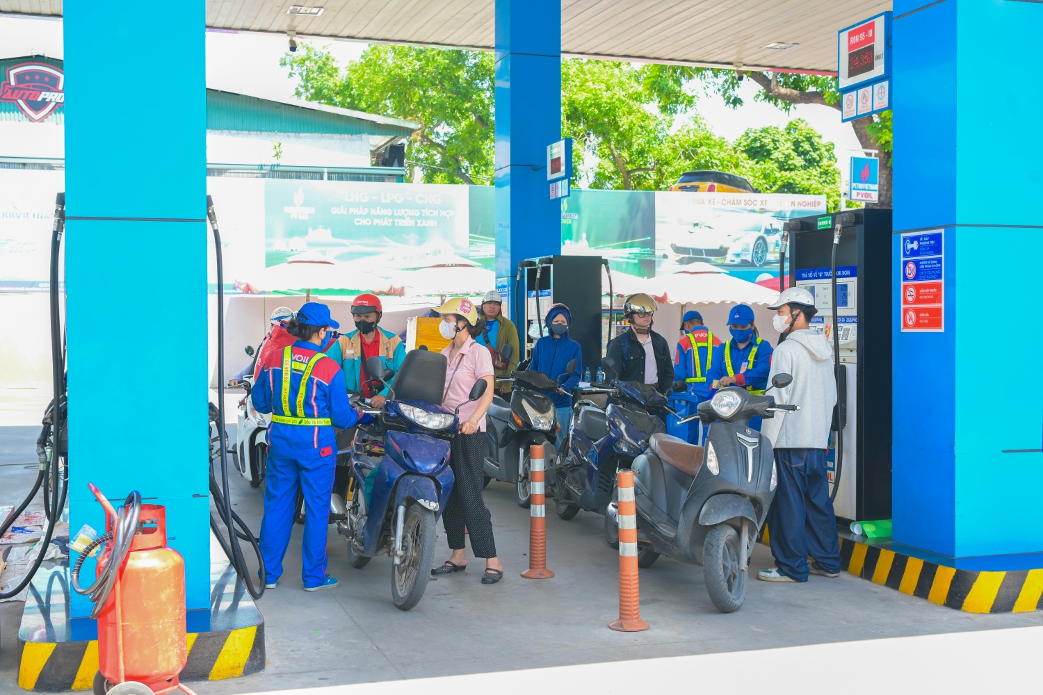PVOIL chính thức bán xăng sinh học E10 trên toàn hệ thống cửa hàng xăng dầu PVOIL chính thức bán xăng sinh học E10 trên toàn hệ thống cửa hàng xăng dầu