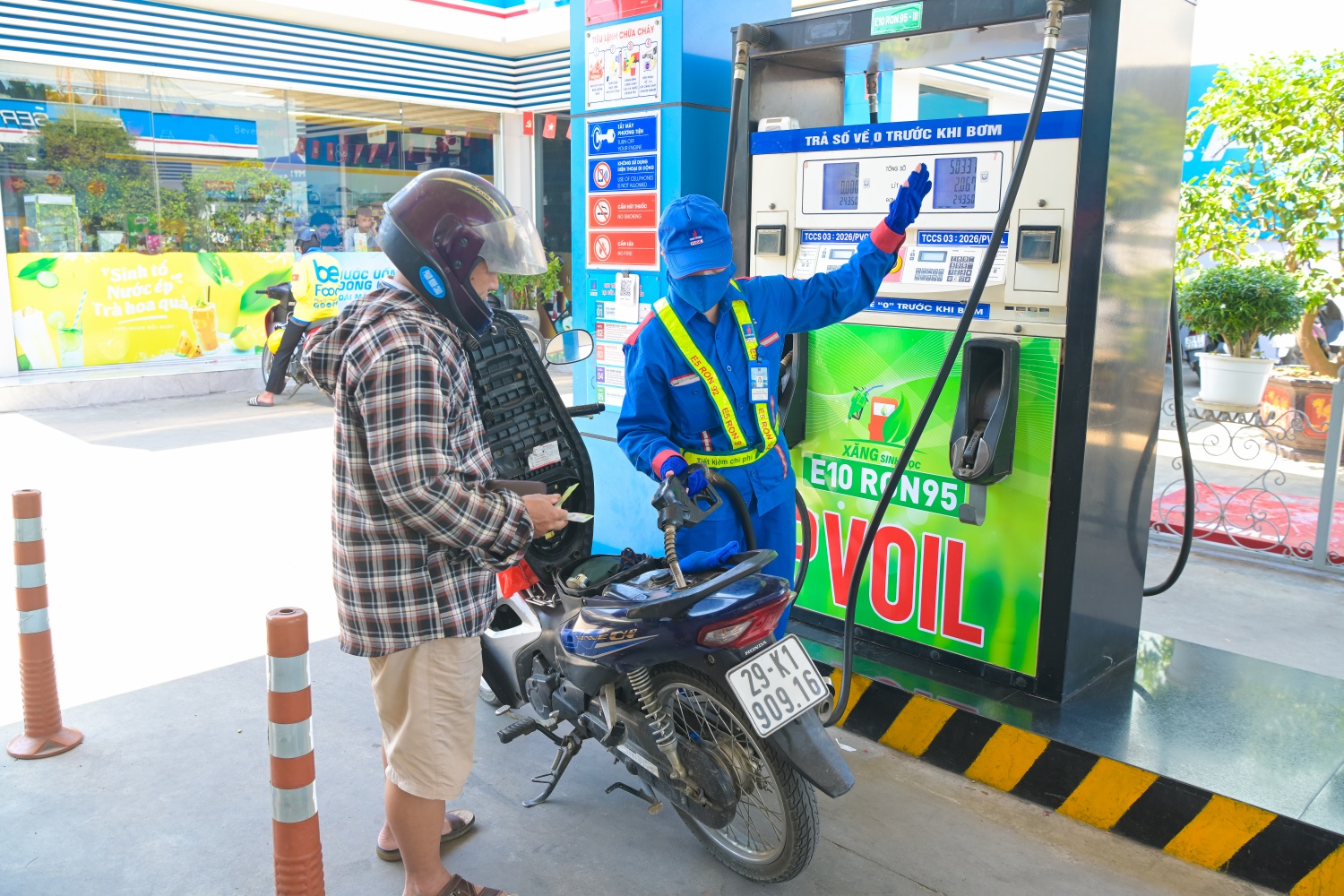 PVOIL chính thức bán xăng sinh học E10 trên toàn hệ thống cửa hàng xăng dầu PVOIL chính thức bán xăng sinh học E10 trên toàn hệ thống cửa hàng xăng dầu