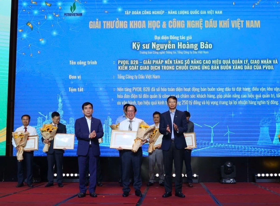 Kỹ sư Nguyễn Hoàng Bảo – Trưởng Ban CNTT PVOIL thay mặt nhóm tác giả nhận bằng khen