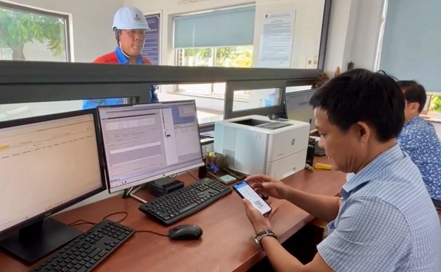Tài xế sử dụng mã QR của ứng dụng B2B để nhận hàng giao cho khách