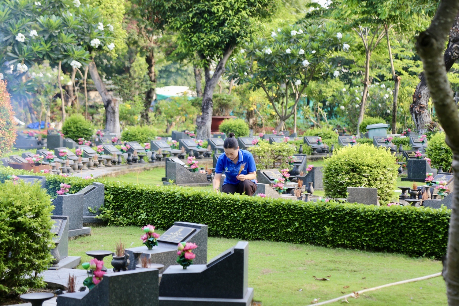 Chi đoàn PQPOC ra quân chỉnh trang cảnh quan Nghĩa trang Liệt sĩ TPHCM - 2 Đảng bộ PQPOC lan tỏa tinh thần học Bác để thắp sáng khát vọng cống hiến