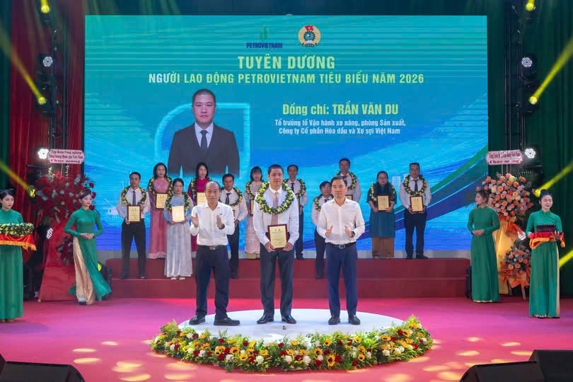Công nhân Trần Văn Du : Lái xe nâng cũng cần tận tâm và nhiệt huyết Gặp Tổ trưởng Tổ Vận hành xe nâng VNPOLY vừa được vinh danh