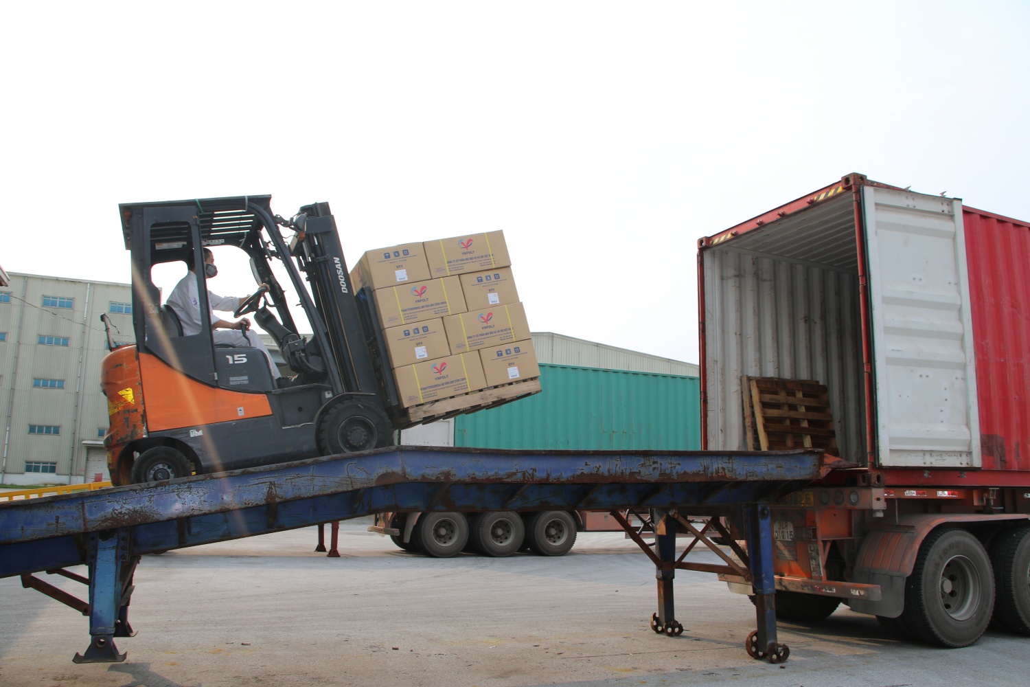 Công nhân Trần Văn Du : Lái xe nâng cũng cần tận tâm và nhiệt huyết Gặp Tổ trưởng Tổ Vận hành xe nâng VNPOLY vừa được vinh danh