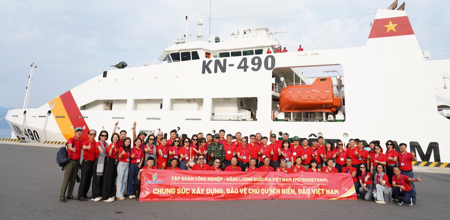Petrovietnam thăm, động viên cán bộ chiến sĩ, người dân tại huyện đảo Trường Sa và Nhà Giàn DK I/20
