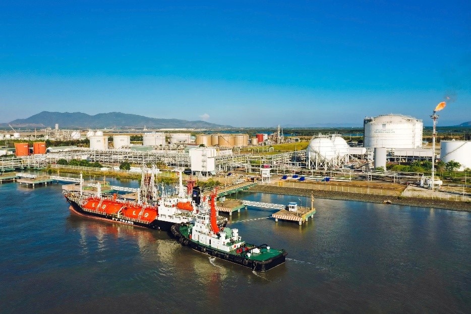 Hệ thống kho cảng LPG của PV GAS góp phần đảm bảo năng lực tiếp nhận và phân phối LPG trên thị trường. Hệ thống kho cảng LPG của PV GAS góp phần đảm bảo năng lực tiếp nhận và phân phối LPG trên thị trường.