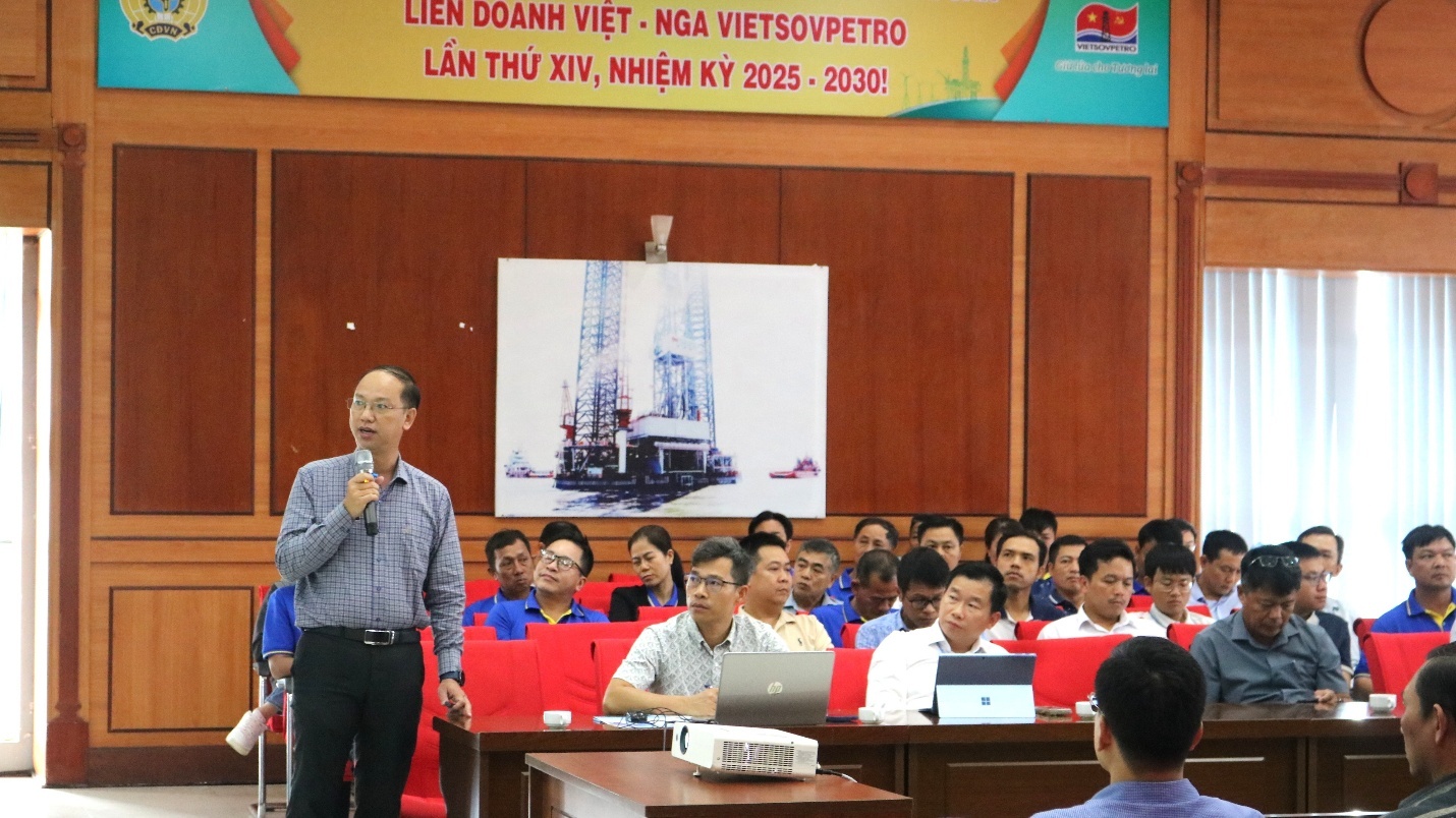 Đồng chí Nguyễn Bá Cường, Trưởng Ban Quản lý - Điều hành mạng lưới ATVSV Vietsovpetro phát biểu khai mạc và trình bày tham luận tại Hội thảo. Đồng chí Nguyễn Bá Cường, Trưởng Ban Quản lý - Điều hành mạng lưới ATVSV Vietsovpetro phát biểu khai mạc và trình bày tham luận tại Hội thảo.