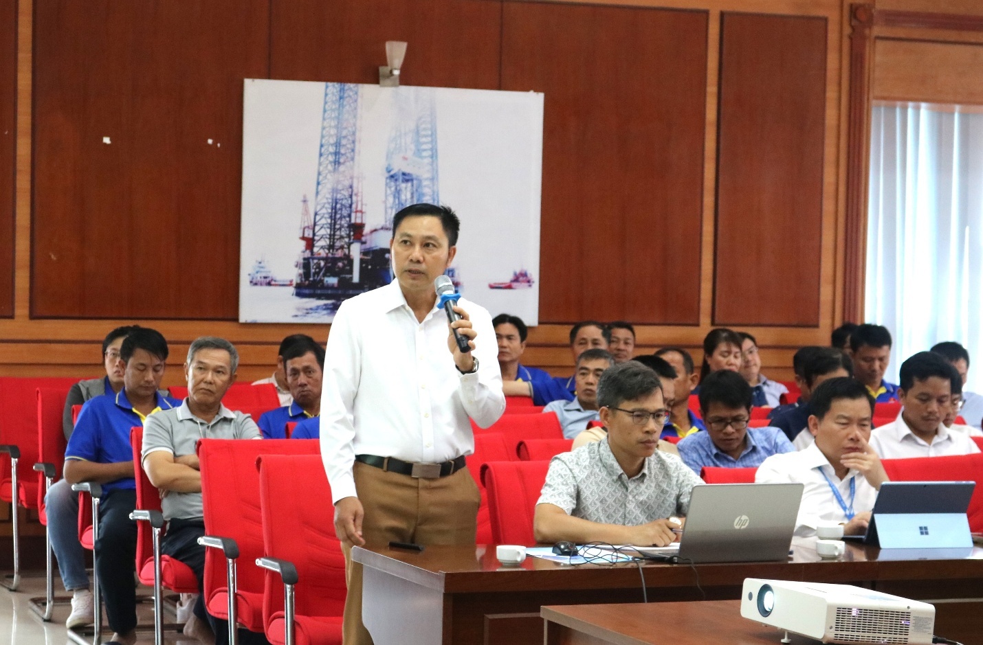 Đồng chí Nguyễn Duy Hưng- Đốc công giàn RCĐM, XN Khai thác- trình bày tham luận “ Đồi mới Công tác kiểm gia giám sát và kiểm soát hành vi nhằm nâng cao hiệu quả tuân thủ các quy định cấm trên công trình biển”. Đồng chí Nguyễn Duy Hưng- Đốc công giàn RCĐM, XN Khai thác- trình bày tham luận “ Đồi mới Công tác kiểm gia giám sát và kiểm soát hành vi nhằm nâng cao hiệu quả tuân thủ các quy định cấm trên công trình biển”.