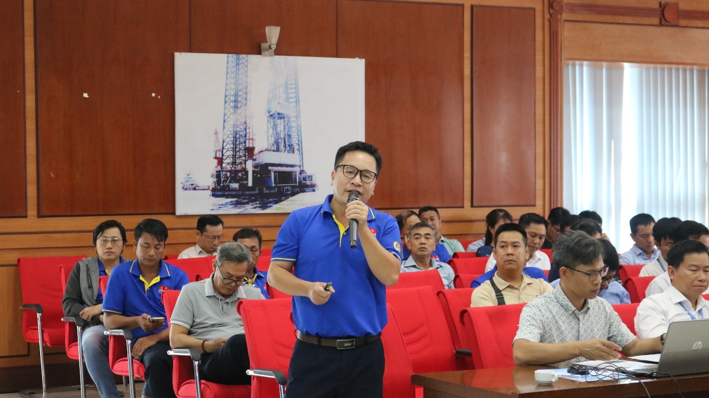 Đồng chí Nguyễn Anh Đức- Đội trưởng ATVSV Xí nghiệp Xây lắp chia sẻ kinh nghiệm thực tiễn trong bài tham luận của đơn vị Đồng chí Nguyễn Anh Đức- Đội trưởng ATVSV Xí nghiệp Xây lắp chia sẻ kinh nghiệm thực tiễn trong bài tham luận của đơn vị