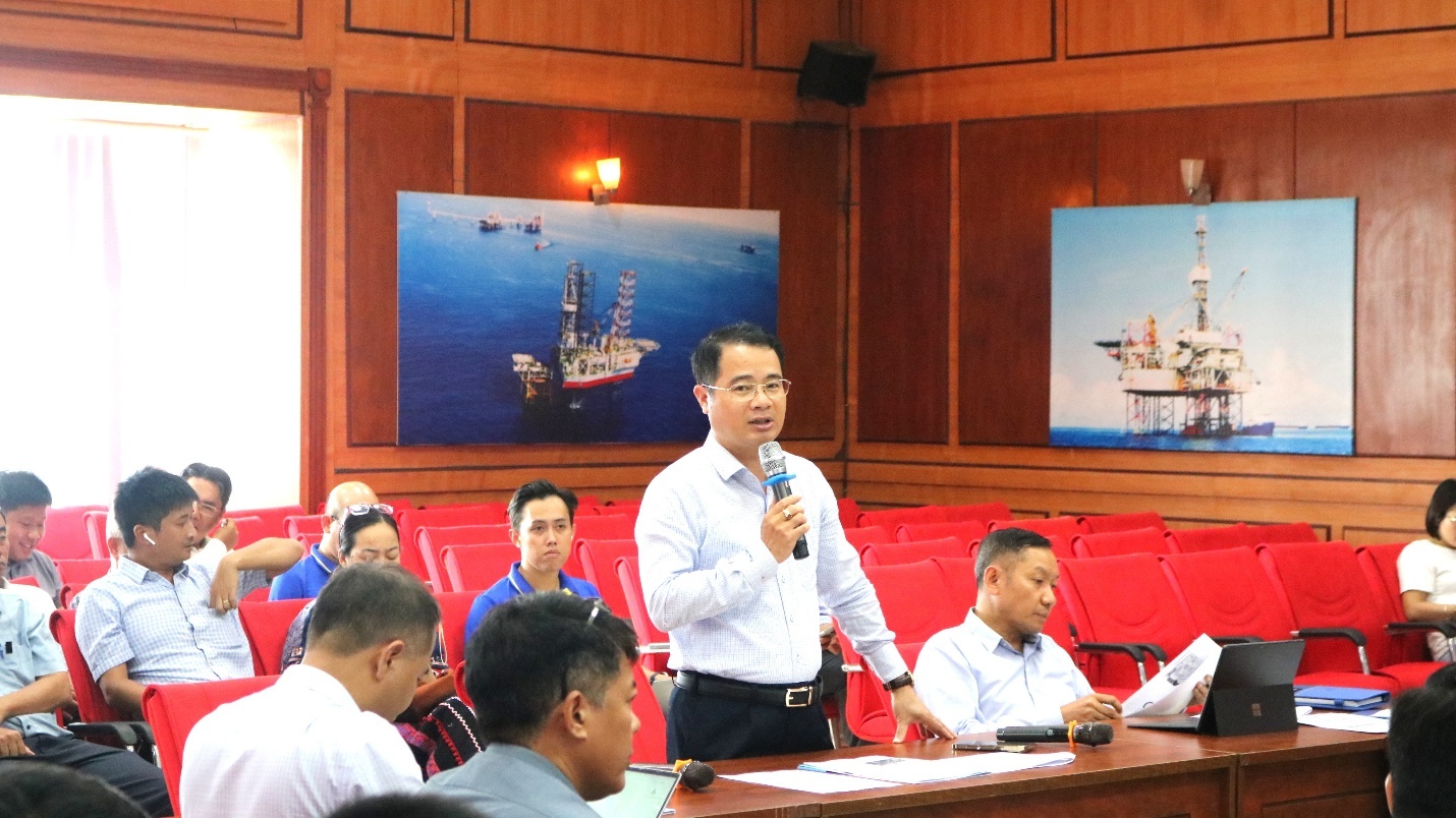 Đồng chí Hoàng Phúc Long- Chủ tịch Công đoàn Vietsovpetro phát biểu chỉ đạo tại Hội thảo. Đồng chí Hoàng Phúc Long- Chủ tịch Công đoàn Vietsovpetro phát biểu chỉ đạo tại Hội thảo.