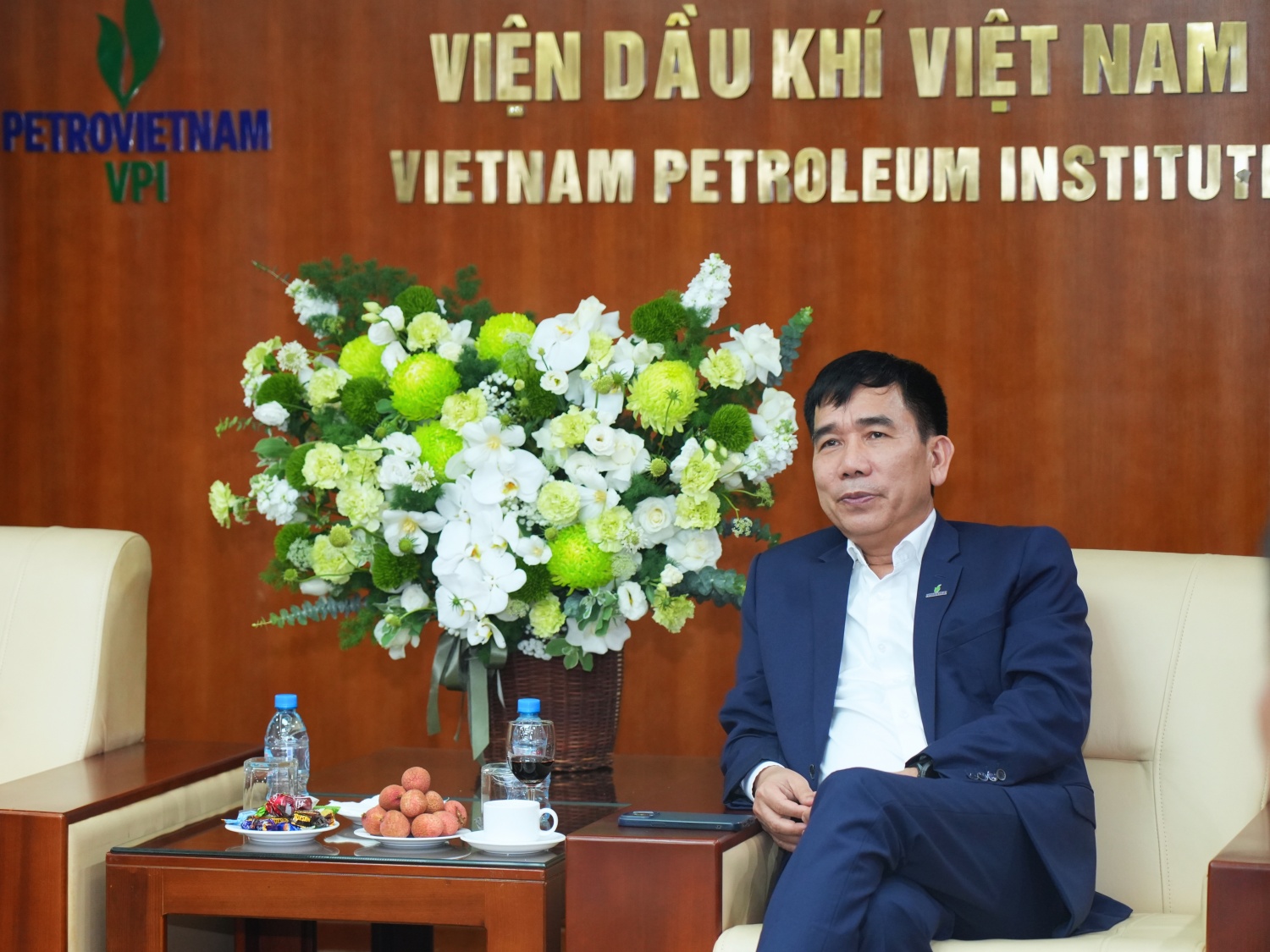 Phó Tổng Giám đốc phụ trách Ban Điều hành Petrovietnam Lê Xuân Huyên chúc mừng tập thể cán bộ, người lao động VPI nhân dịp kỷ niệm 48 năm thành lập Viện.