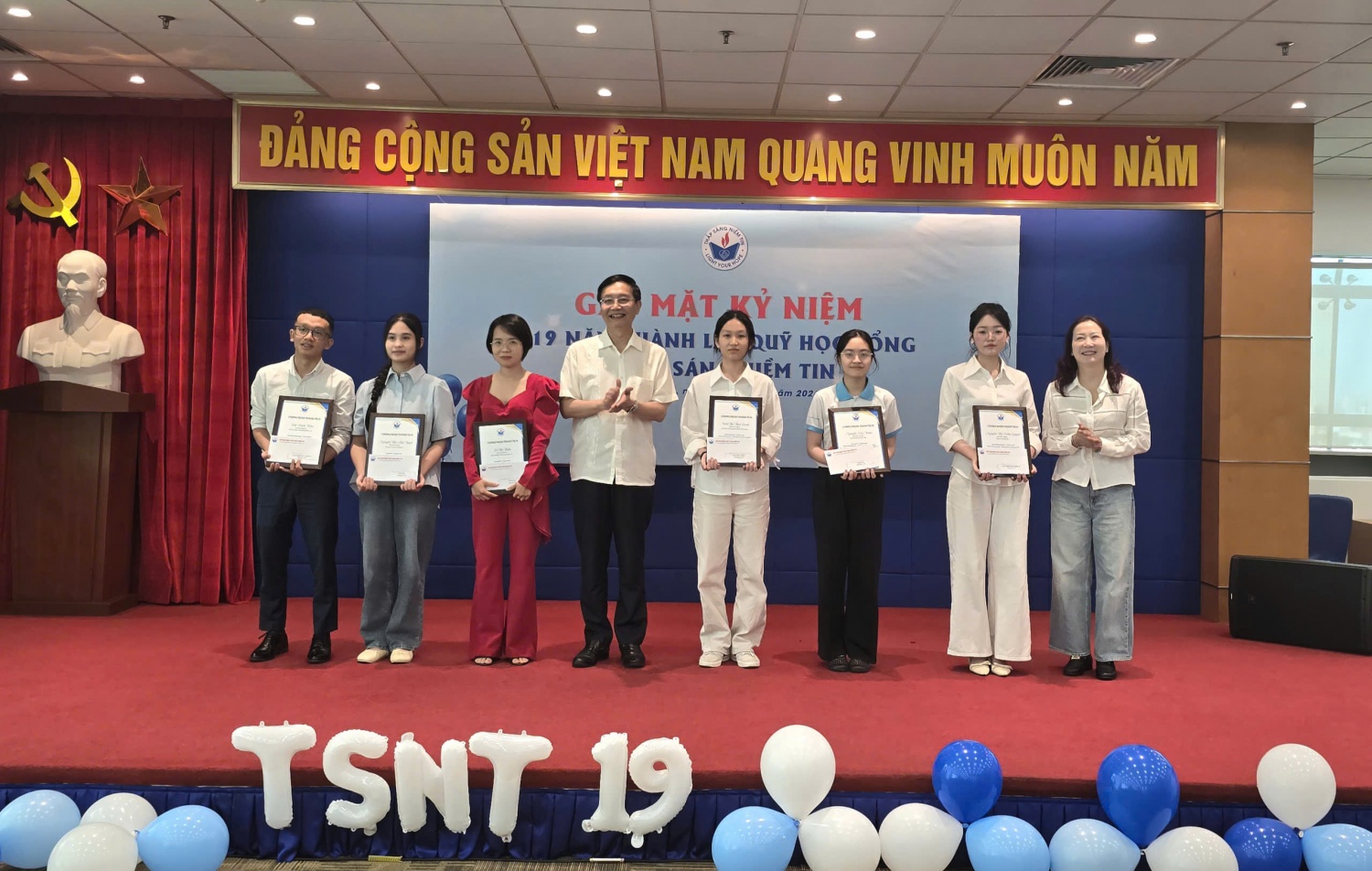 Cựu sinh viên xúc động ngày trở về: “Thắp Sáng Niềm Tin là một phần thanh xuân của tôi” Cựu sinh viên xúc động ngày trở về: “Thắp Sáng Niềm Tin là một phần thanh xuân của tôi”