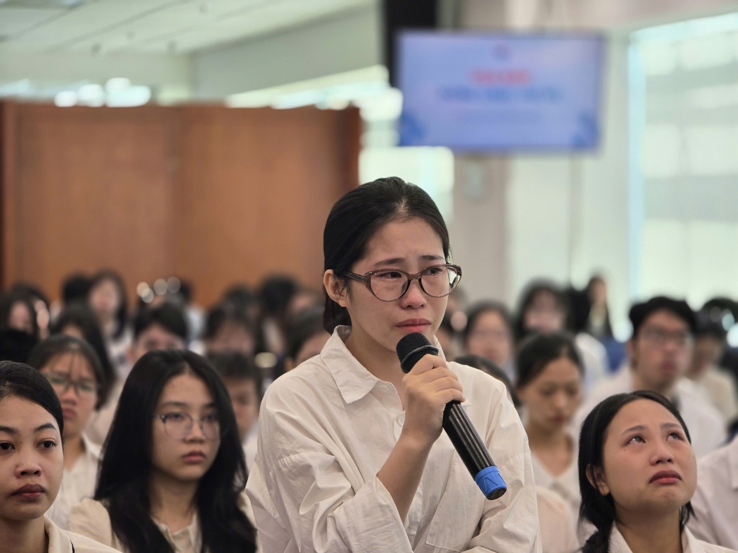 Nữ sinh Điện Biên bật khóc khi nhận cuộc gọi từ Quỹ học bổng Thắp Sáng Niềm Tin Nữ sinh Điện Biên bật khóc khi nhận cuộc gọi từ Quỹ học bổng Thắp Sáng Niềm Tin