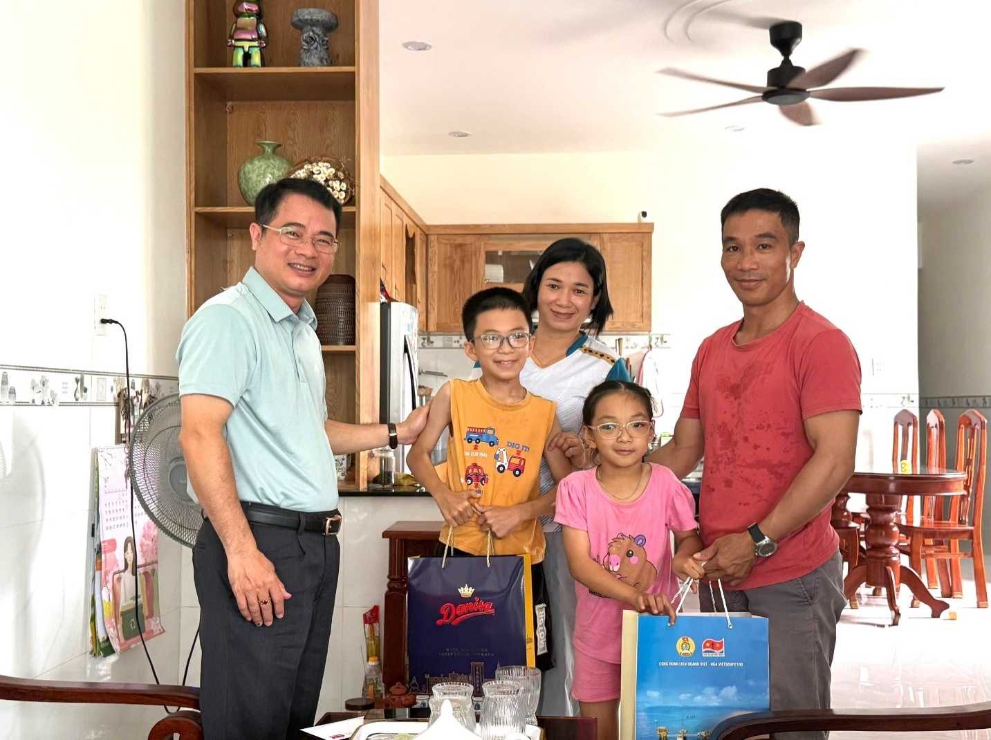 Hoàng Phúc Long – Chủ tịch Công đoàn Vietsovpetro thăm, động viên gia đình đoàn viên XN Xây lắp Hoàng Phúc Long – Chủ tịch Công đoàn Vietsovpetro thăm, động viên gia đình đoàn viên XN Xây lắp