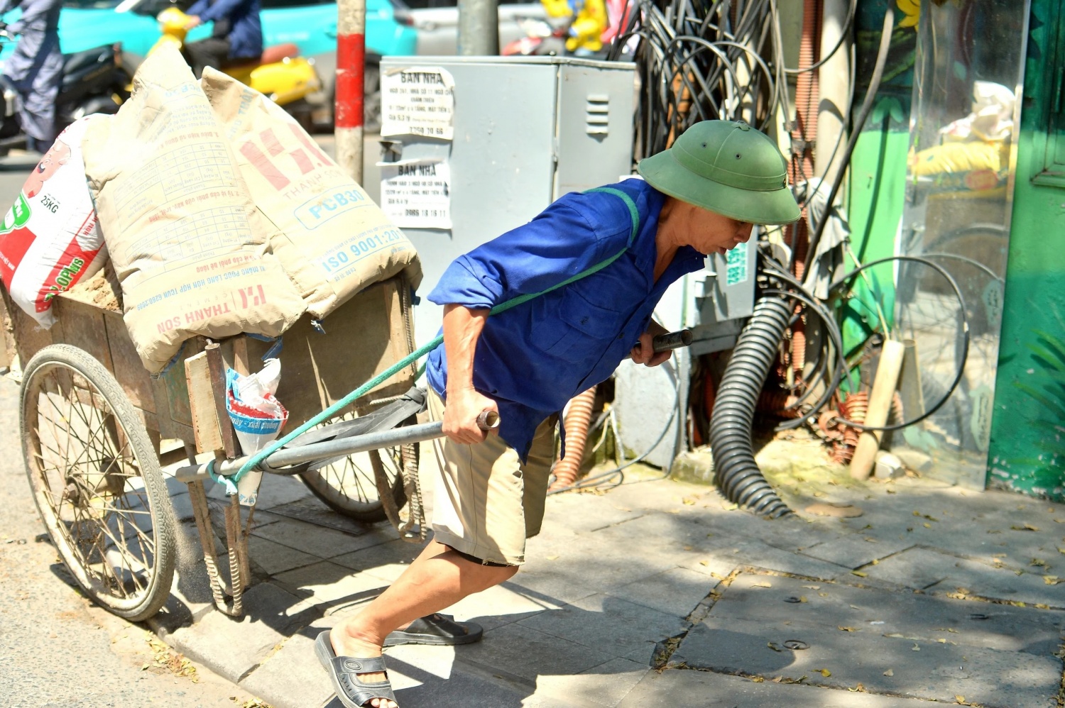 Bài 1: Người dân Bài 1: Người dân vật lộn với nắng nóng