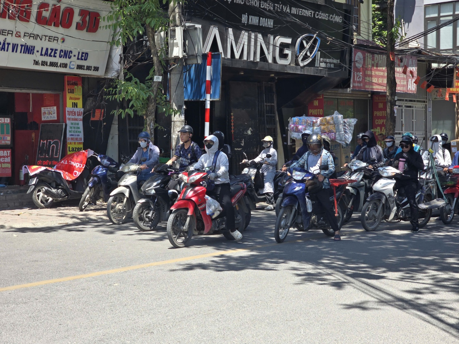 Bài 2: Người dân, doanh nghiệp căng mình chống nóng, lo mất điện giờ cao điểm