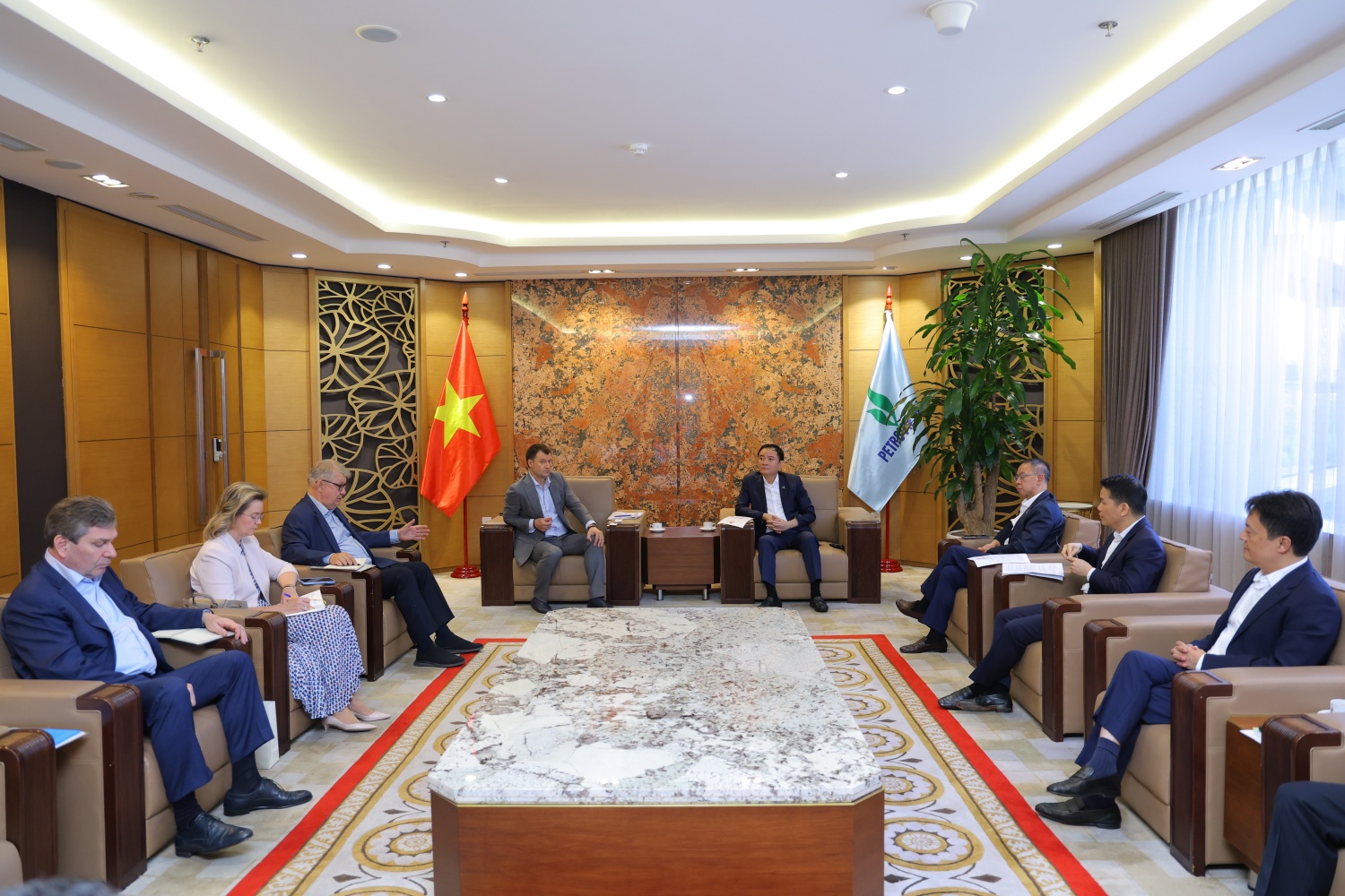 Petrovietnam và Novatek thúc đẩy hợp tác LNG, hạ tầng LNG và năng lượng mới Petrovietnam và Novatek thúc đẩy hợp tác LNG, hạ tầng LNG và năng lượng mới