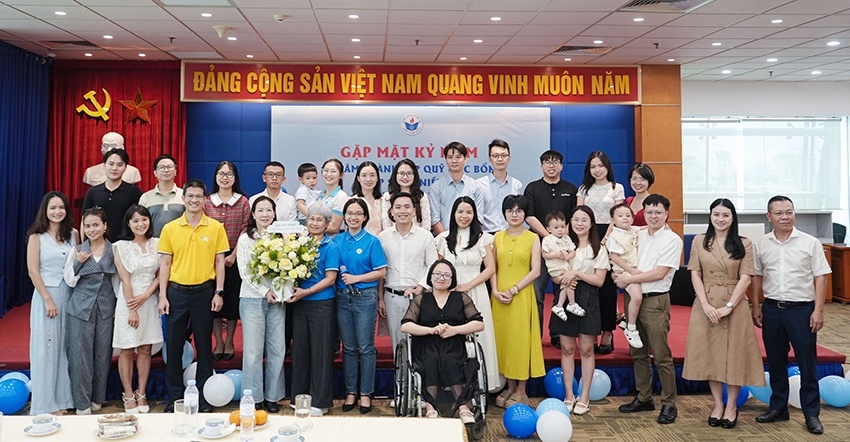 Các thế hệ cựu sinh viên gặp gỡ, chia sẻ tại Lễ Gặp mặt Kỷ niệm 19 năm thành lập Quỹ học bổng Thắp Sáng Niềm Tin
