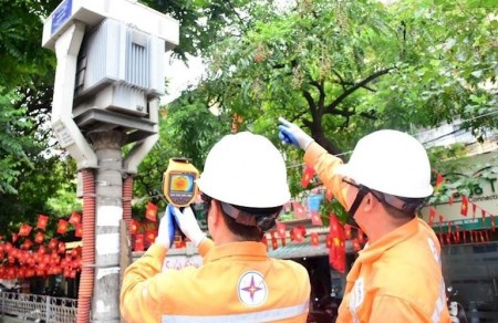 Khẩn trương xem xét giảm giá điện và giảm thuế tiêu thụ đặc biệt với xăng