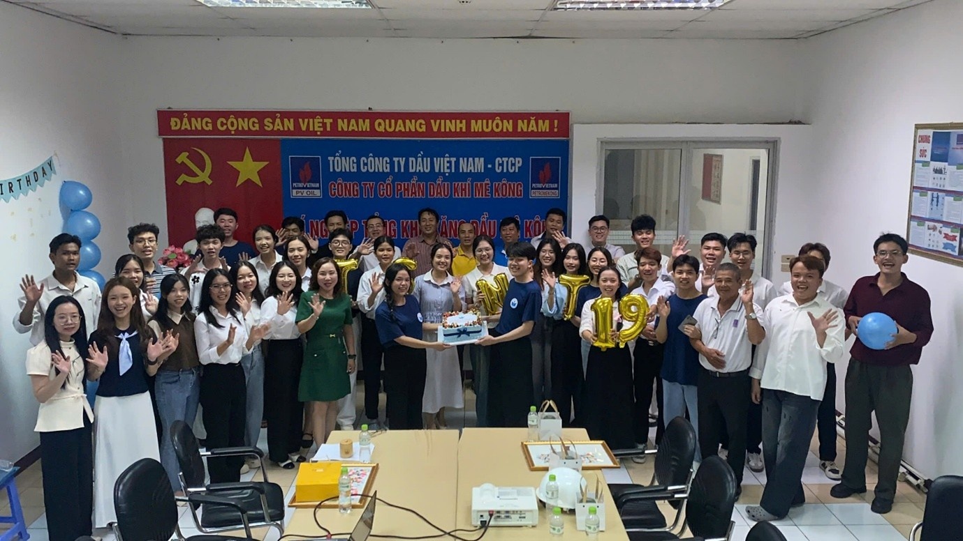 Chương trình gặp mặt ấm cung tại Cần Thơ có sự tham gia của đại diện Petromekong và PVcomBank Cần Thơ.