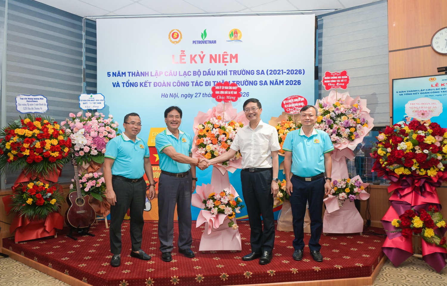 Anh hùng Lao động, TS Nguyễn Hùng Dũng - Chủ nhiệm CLB Dầu khí Trường Sa tặng hoa tri ân ác tập thể, cá nhân có nhiều đóng góp cho quá trình hình thành và phát triển của CLB.