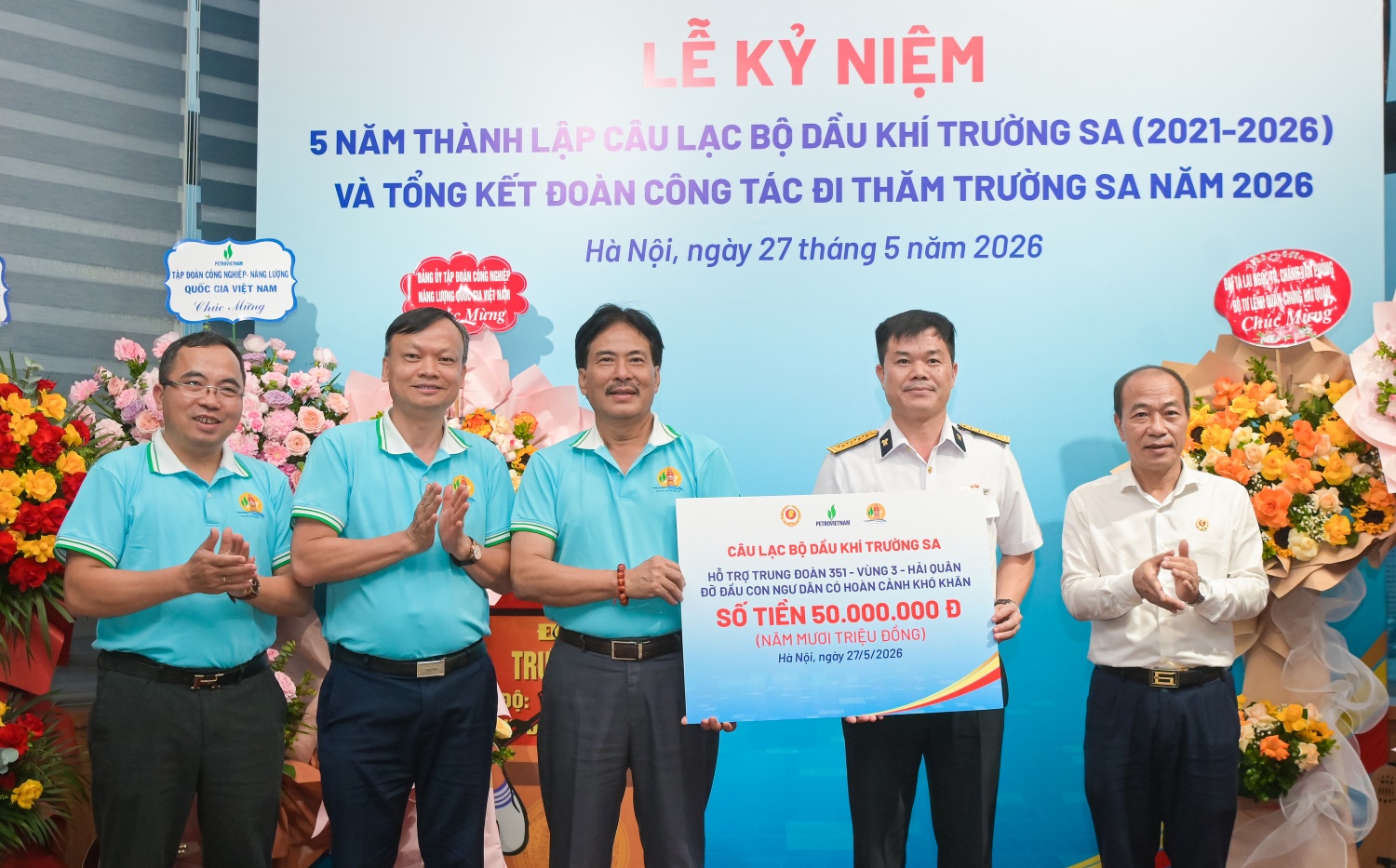 CLB Dầu khí Trường Sa trao hỗ trợ 50 triệu đồng do các thành viên CLB quyên góp để gửi tới bà con ngư dân khó khăn.