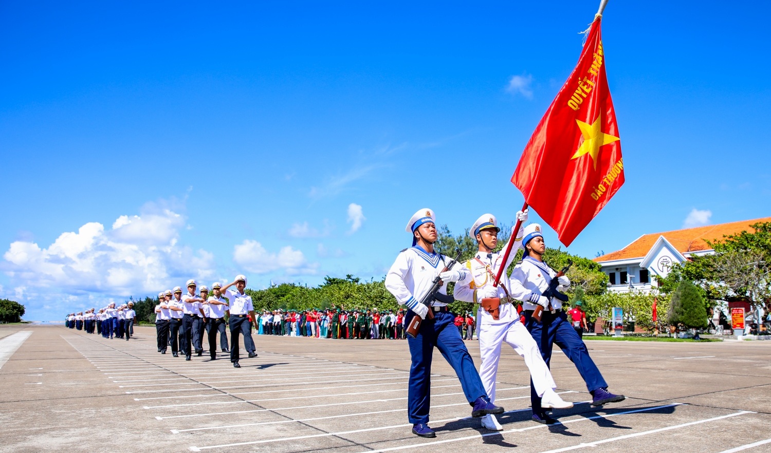 [Chùm ảnh] Lễ chào cờ thiêng liêng nơi đầu sóng Trường Sa