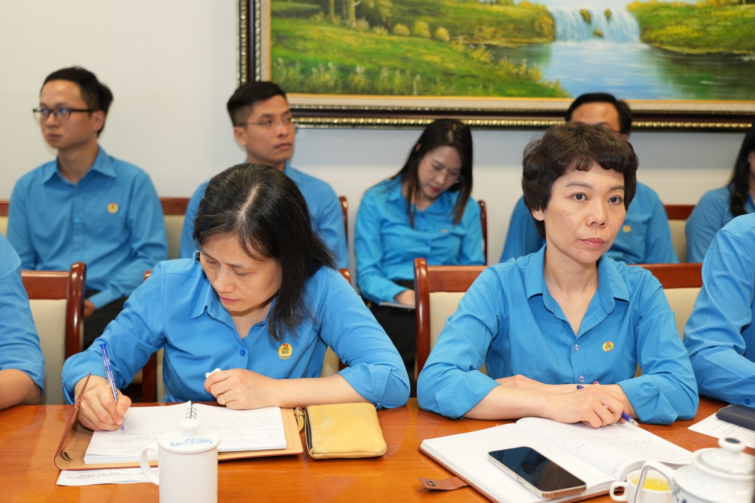 Các đảng viên chi bộ lắng nghe, 