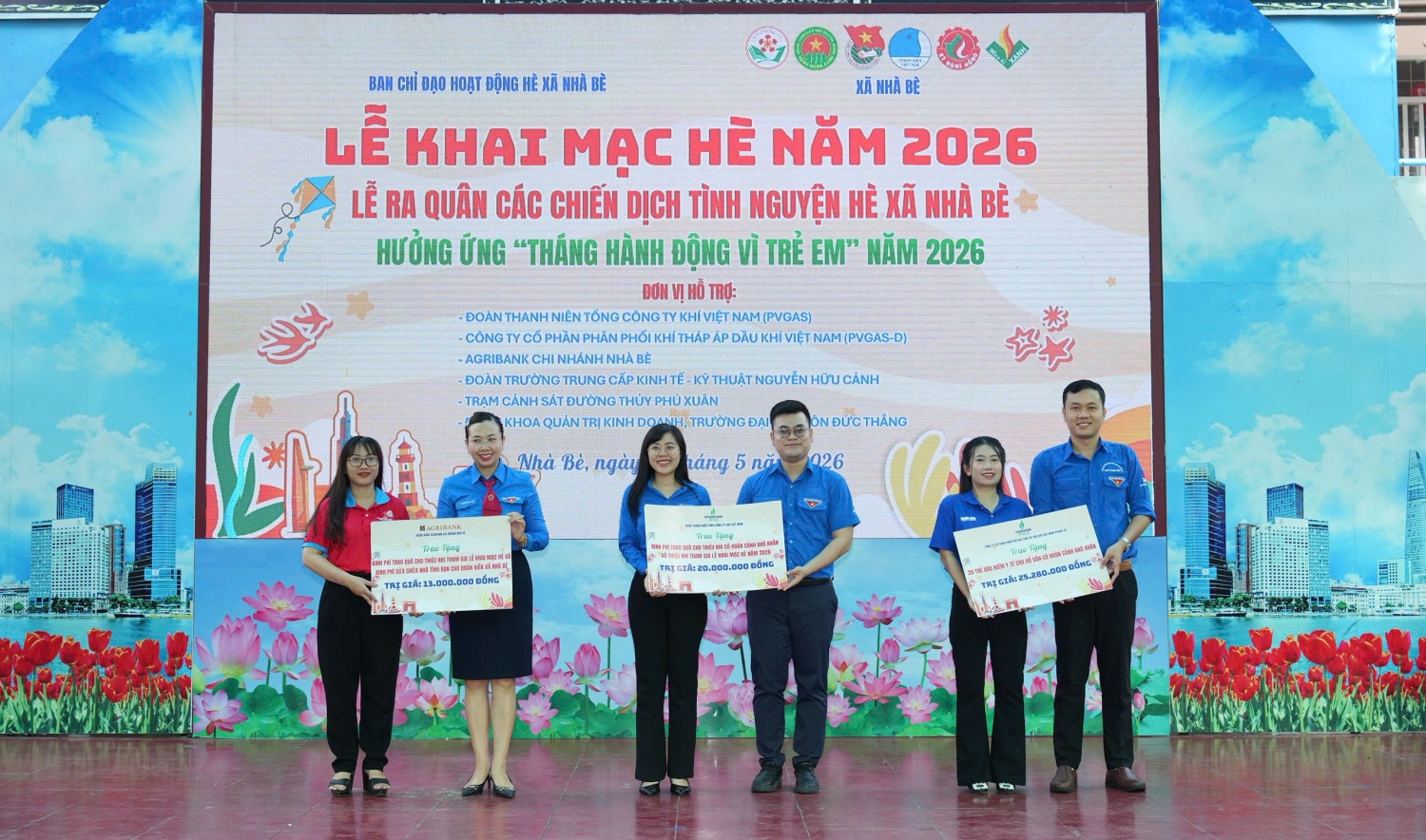 Đại diện Đoàn thanh niên PV GAS/CQĐH và Đoàn Thanh niên PV GAS D trao tài trợ cho Đoàn thanh niên xã Nhà Bè