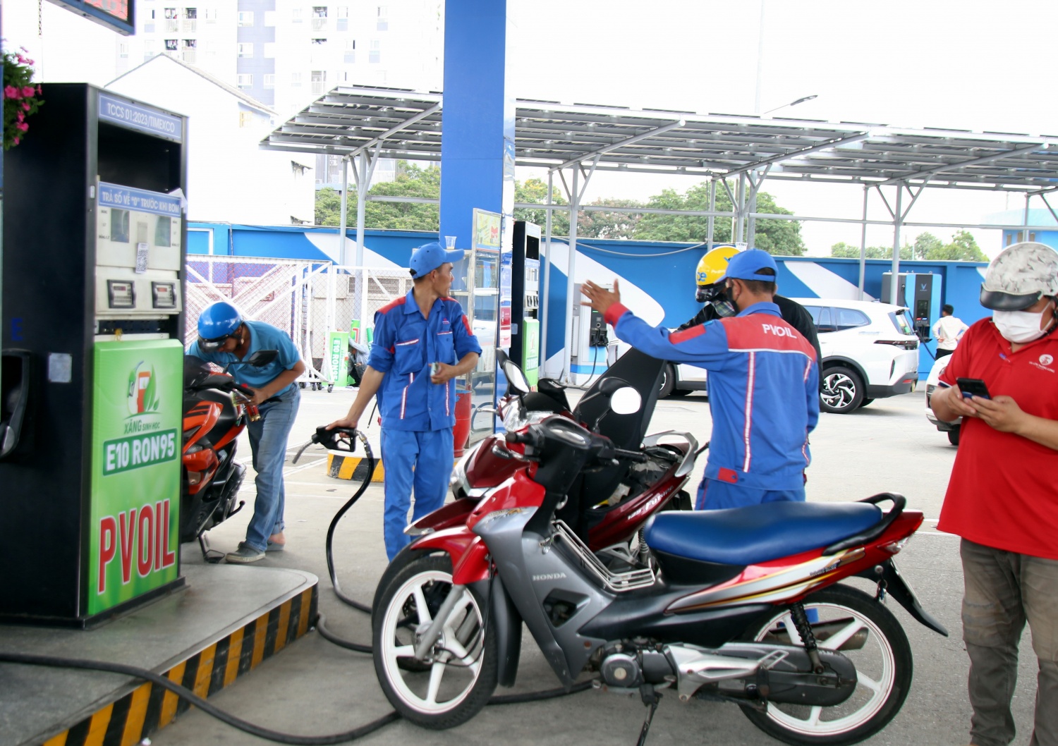 Xăng sinh học E10 được đón nhận tích cực trong những ngày đầu triển khai trên toàn quốc