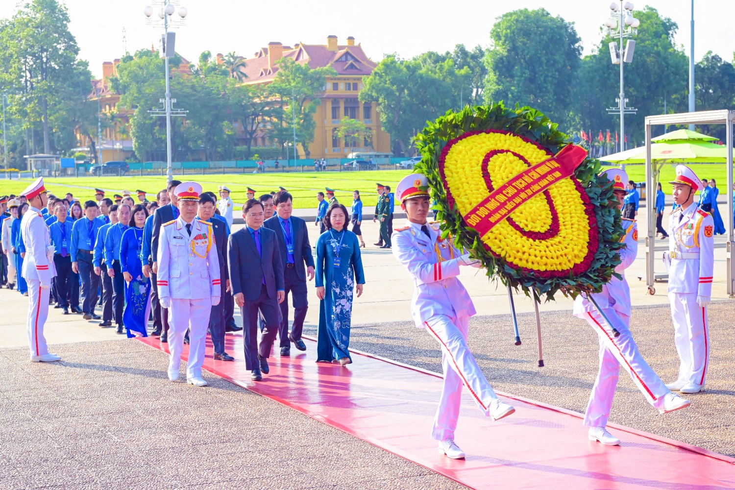 Đoàn đại biểu Công đoàn Petrovietnam báo công dâng Bác trước thềm Đại hội XIV Công đoàn Việt Nam