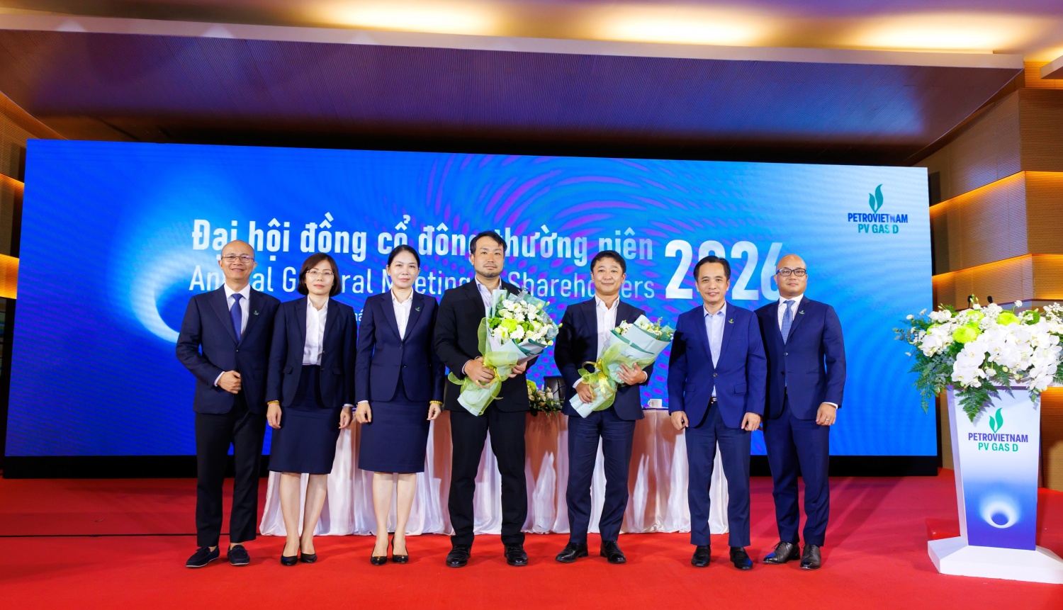 Đại diện cổ đông lớn PV GAS và lãnh đạo PV GAS D tri ân nhân sự miễn nhiệm và chúc mừng nhân sự mới được bầu vào HĐQT  PV GAS D nhiệm kỳ mới
