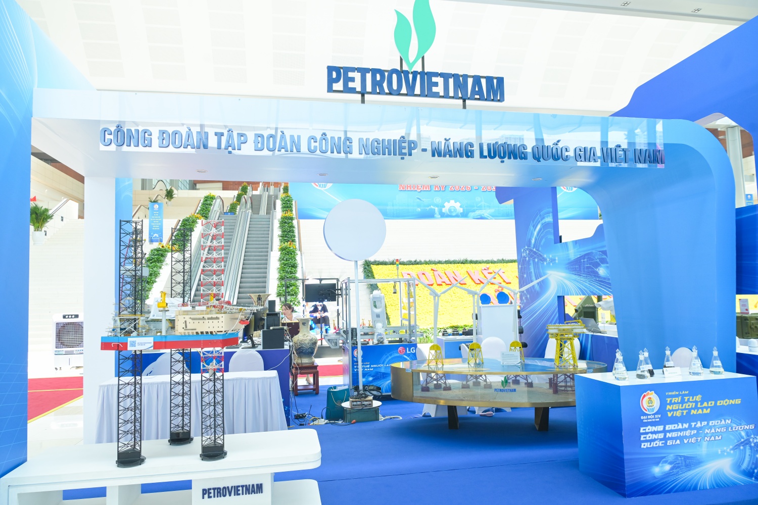 Gian hàng Công đoàn Petrovietnam giới thiệu những công trình, sản phẩm và sáng kiến tiêu biểu của người lao động Dầu khí tại Đại hội XIV Công đoàn Việt Nam Gian hàng Công đoàn Petrovietnam giới thiệu những công trình, sản phẩm và sáng kiến tiêu biểu của người lao động Dầu khí tại Đại hội XIV Công đoàn Việt Nam