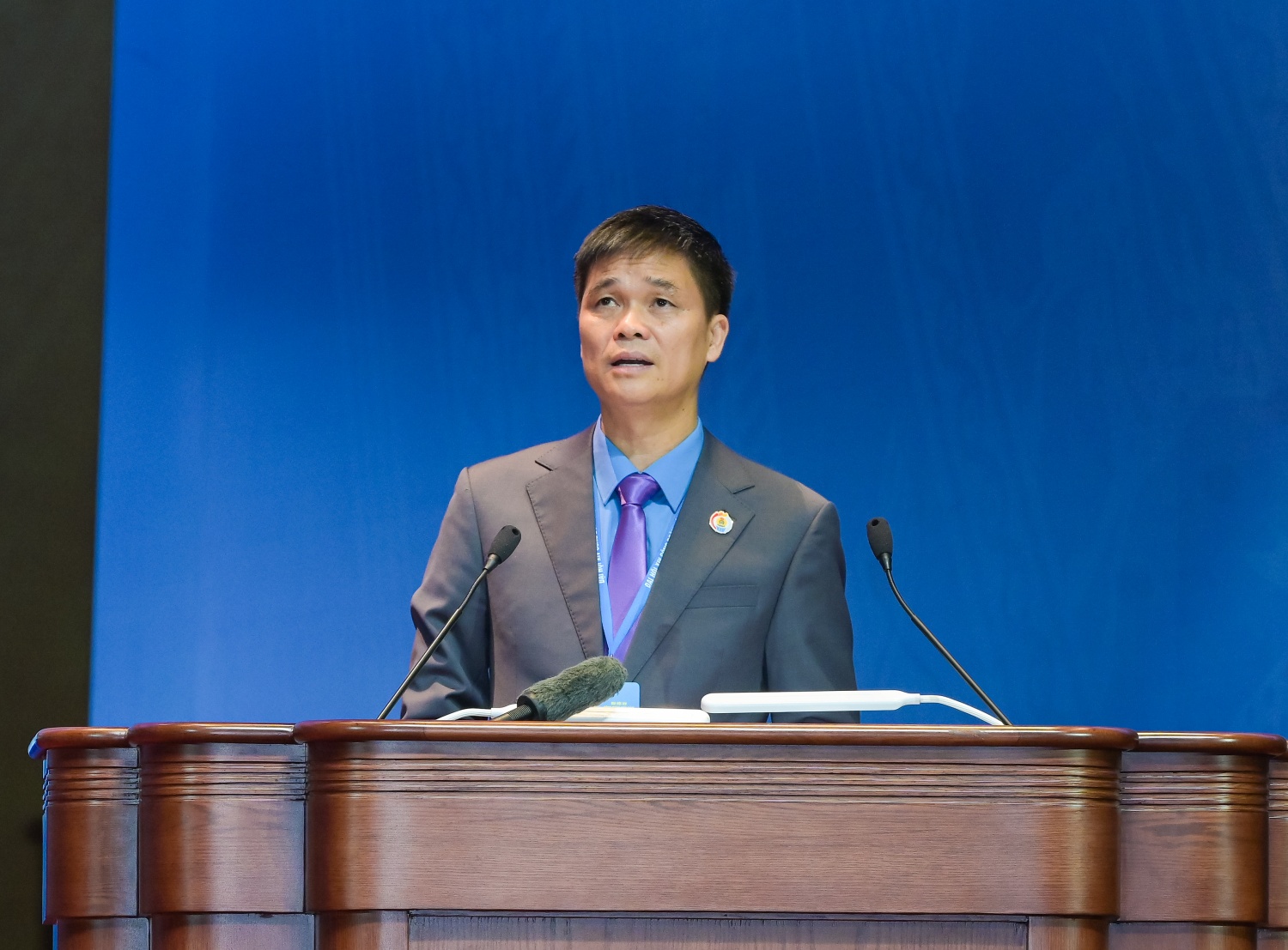 Đồng chí Ngọ Duy Hiểu, Phó chủ tịch Tổng Liên đoàn Lao động Việt Nam trình bày Báo cáo tổng hợp kiến nghị của đoàn viên, người lao động và tổ chức Công đoàn gửi tới Đảng, Nhà nước. 