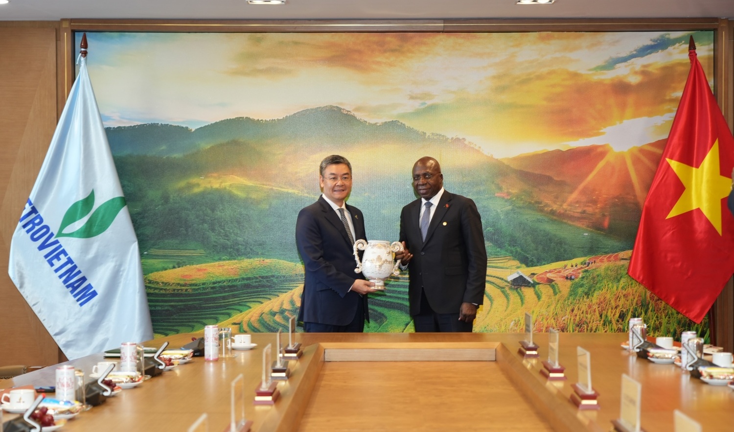 Petrovietnam thúc đẩy hợp tác dầu khí với Angola