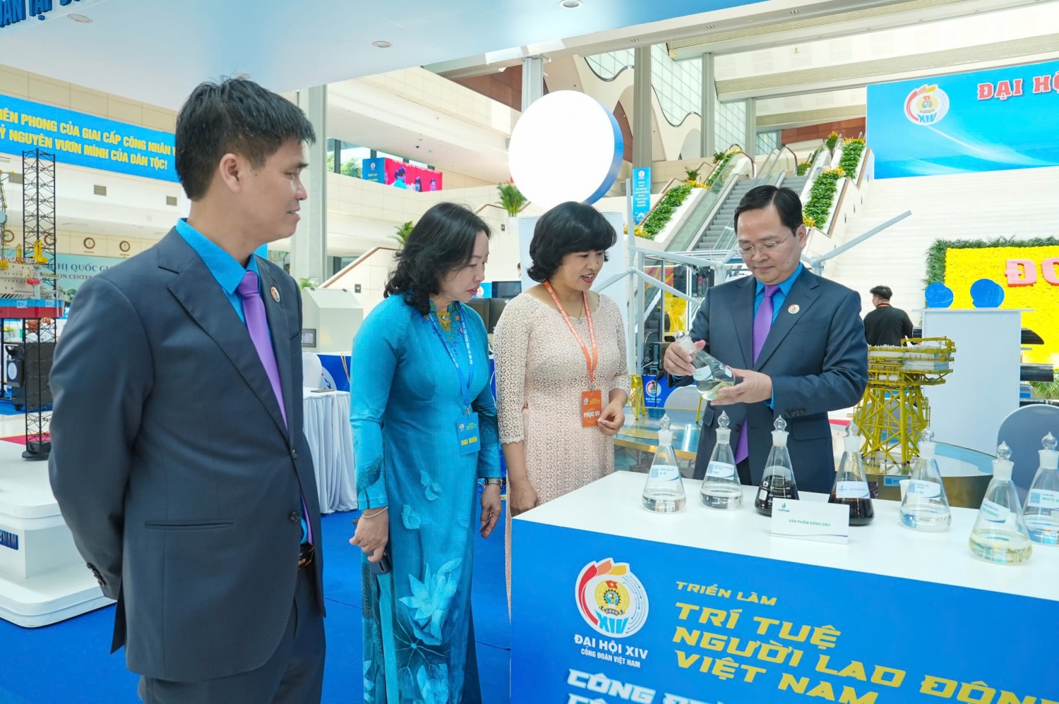 Xây dựng Công đoàn Việt Nam vững mạnh, lấy người lao động làm trung tâm