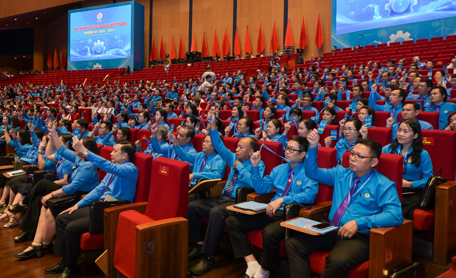 Các đại biểu biểu quyết tại Đại hội