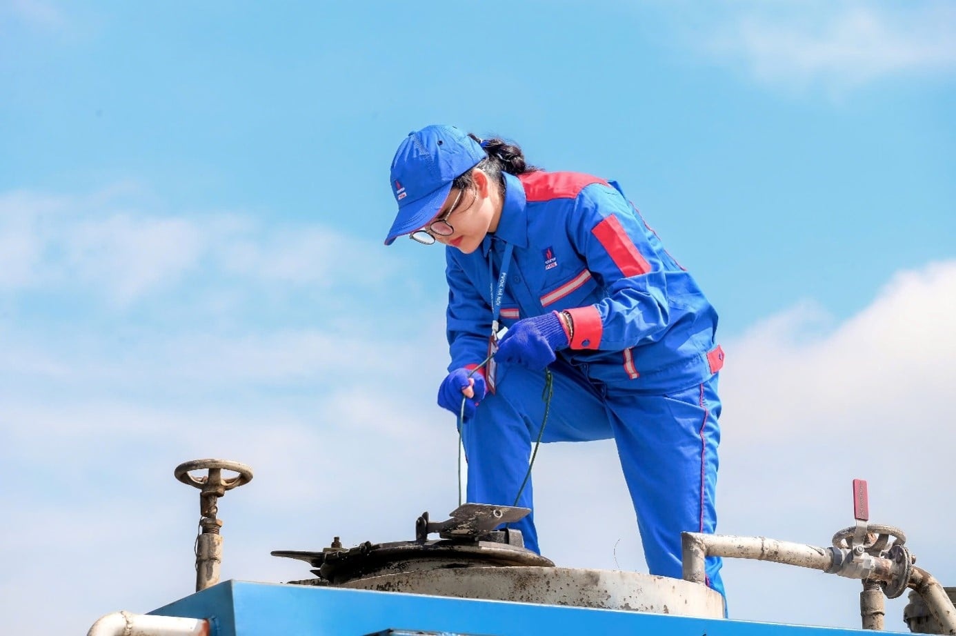 Tác phẩm “Chăm chút từng thao tác, giữ trọn vẹn chất lượng PVOIL” (PVOIL Hà Nội) Tác phẩm “Chăm chút từng thao tác, giữ trọn vẹn chất lượng PVOIL” (PVOIL Hà Nội)