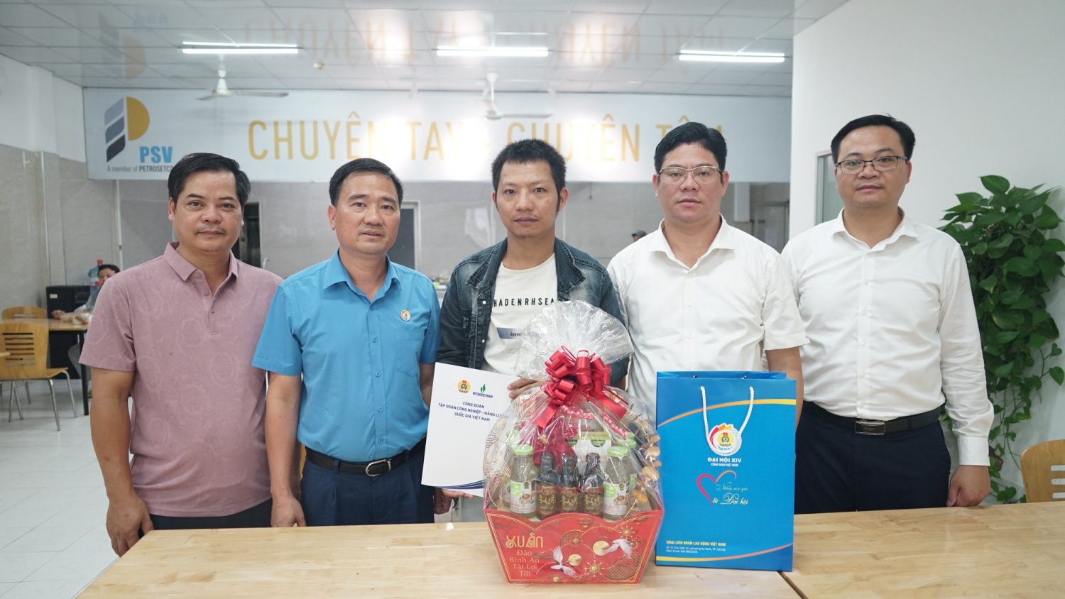 Công đoàn Petrovietnam tiếp tục trao “Những món quà từ Đại hội” tới người lao động khu vực TP HCM