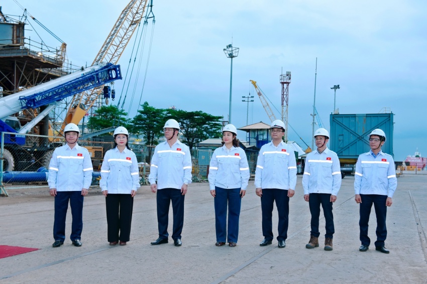 Gắn biển công trình giàn công nghệ trung tâm Dự án khí Lô B: Chào mừng thành công Đại hội XIV Công đoàn Việt Nam Gắn biển công trình Giàn công nghệ trung tâm Dự án phát triển mỏ khí Lô B chào mừng thành công Đại hội XIV Công đoàn Việt Nam