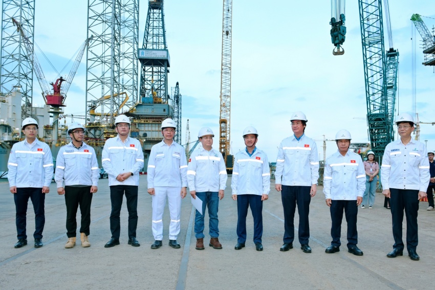 Gắn biển công trình giàn công nghệ trung tâm Dự án khí Lô B: Chào mừng thành công Đại hội XIV Công đoàn Việt Nam Gắn biển công trình Giàn công nghệ trung tâm Dự án phát triển mỏ khí Lô B chào mừng thành công Đại hội XIV Công đoàn Việt Nam