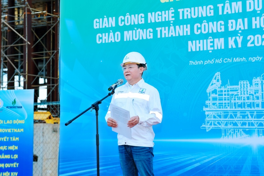 Gắn biển công trình giàn công nghệ trung tâm Dự án khí Lô B: Chào mừng thành công Đại hội XIV Công đoàn Việt Nam Gắn biển công trình Giàn công nghệ trung tâm Dự án phát triển mỏ khí Lô B chào mừng thành công Đại hội XIV Công đoàn Việt Nam