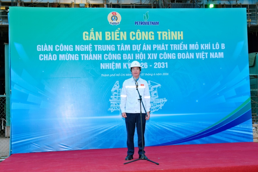 Gắn biển công trình giàn công nghệ trung tâm Dự án khí Lô B: Chào mừng thành công Đại hội XIV Công đoàn Việt Nam Gắn biển công trình Giàn công nghệ trung tâm Dự án phát triển mỏ khí Lô B chào mừng thành công Đại hội XIV Công đoàn Việt Nam