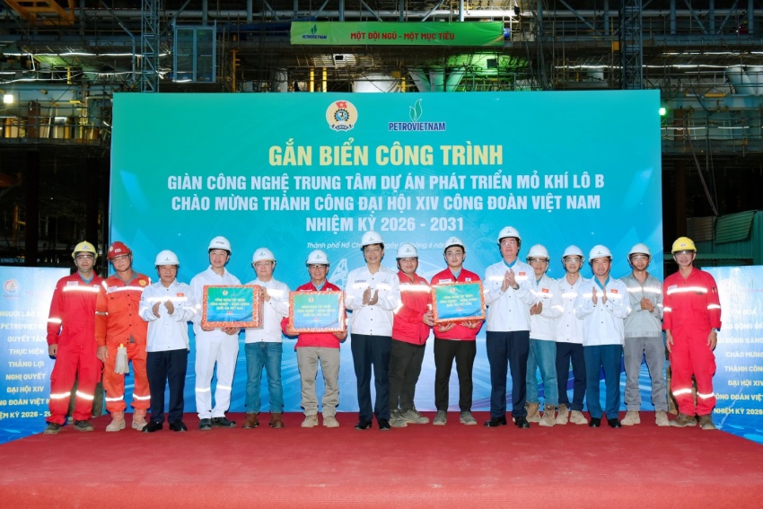Gắn biển công trình giàn công nghệ trung tâm Dự án khí Lô B: Chào mừng thành công Đại hội XIV Công đoàn Việt Nam Gắn biển công trình Giàn công nghệ trung tâm Dự án phát triển mỏ khí Lô B chào mừng thành công Đại hội XIV Công đoàn Việt Nam