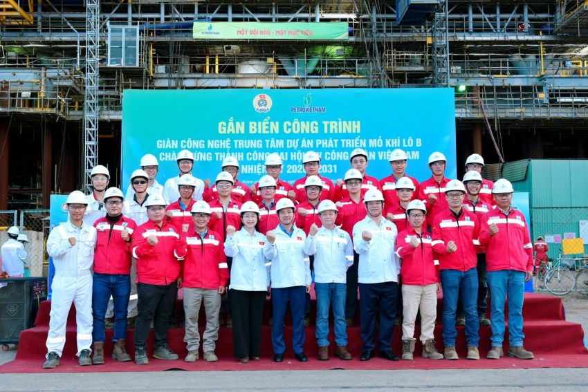 Gắn biển công trình giàn công nghệ trung tâm Dự án khí Lô B: Chào mừng thành công Đại hội XIV Công đoàn Việt Nam Gắn biển công trình Giàn công nghệ trung tâm Dự án phát triển mỏ khí Lô B chào mừng thành công Đại hội XIV Công đoàn Việt Nam